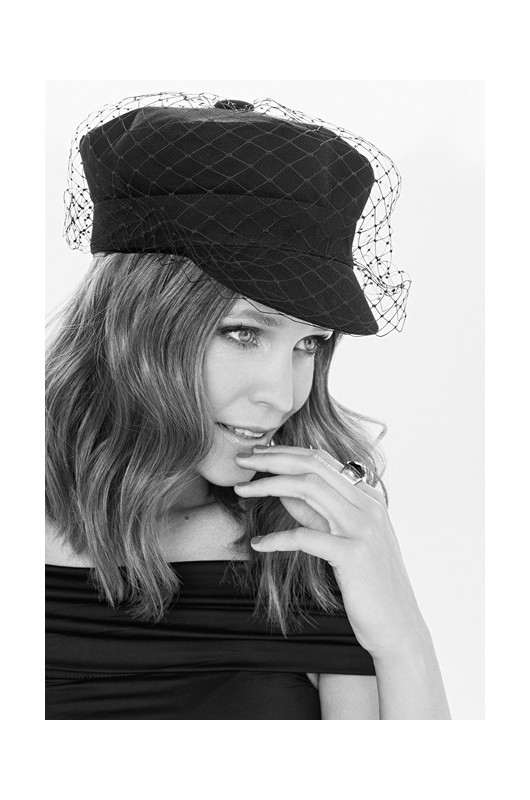 Η έξυπνη κατασκευή της Magic Emma Gisela Mayer: Monofilament στη χωρίστρα, αόρατο Lace Front και δροσερές τρέσες.