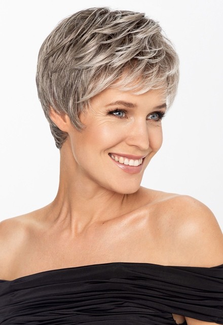 Dynamischer Kurzhaarschnitt (Pixie-Cut) und wunderbare Nuancen mit der Perücke Magic Lizzy Mono Lace.