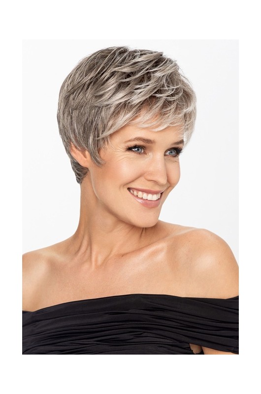 Dynamischer Kurzhaarschnitt (Pixie-Cut) und wunderbare Nuancen mit der Perücke Magic Lizzy Mono Lace. Dynamischer Kurzhaarschnitt (Pixie-Cut) und wunderbare Nuancen mit der Perücke Magic Lizzy Mono Lace.