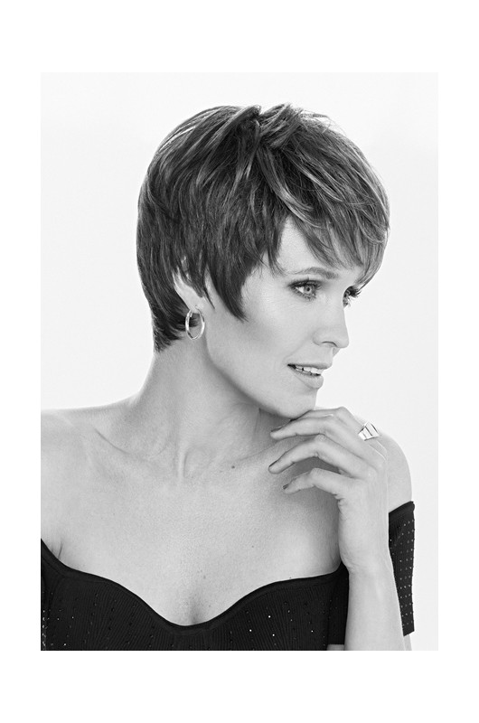 Κομψό pixie cut, φυσική υφή και υπέροχες αποχρώσεις Balayage με την περούκα Magic Liza Gisela Mayer.