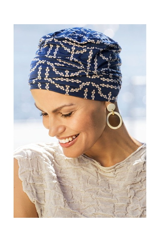 Eleganter Belle Madame Turban Alva aus Bambus in Blau mit Chain-Print. Perfekte Passform für natürliches Volumen. Eleganter Belle Madame Turban Alva aus Bambus in Blau mit Chain-Print. Perfekte Passform für natürliches Volumen.