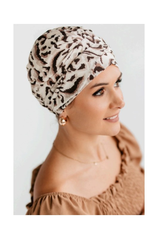 Der elegante Turban Alani Silk S/177 mit dem zeitlosen Animal Print Design.