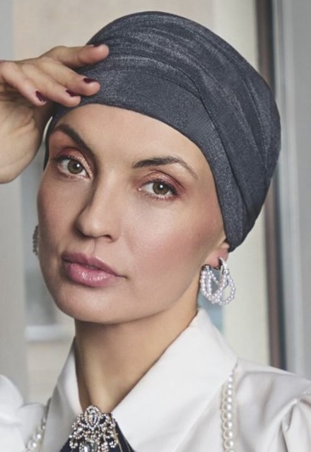 Das elegante Kopftuch Christine HocAria Boho Shadow Blue mit luxuriösen Falten und perfekter Passform.