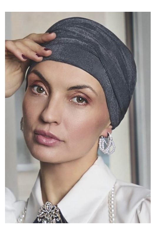 Das elegante Kopftuch Christine HocAria Boho Shadow Blue mit luxuriösen Falten und perfekter Passform. Das elegante Kopftuch Christine HocAria Boho Shadow Blue mit luxuriösen Falten und perfekter Passform.