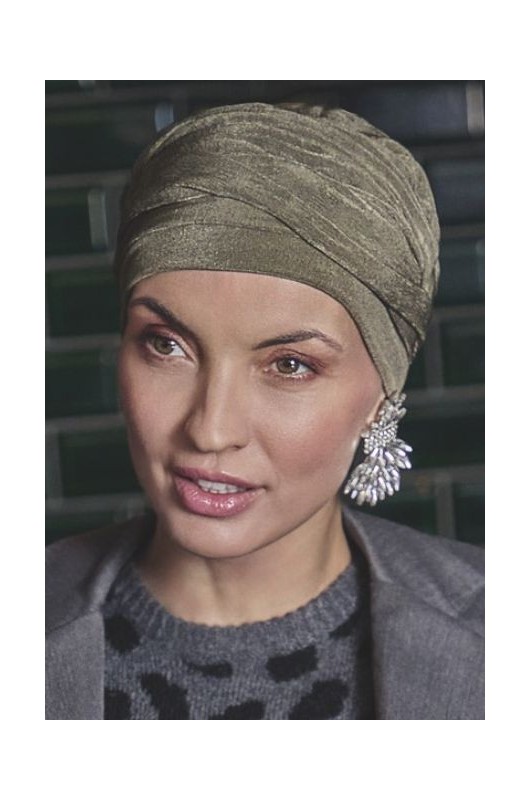 Το κομψό Τουρμπάνι Christine HocAria Boho Moss Green με πολυτελείς πτυχώσεις και γήινη απόχρωση. Το κομψό Τουρμπάνι Christine HocAria Boho Moss Green με πολυτελείς πτυχώσεις και γήινη απόχρωση.