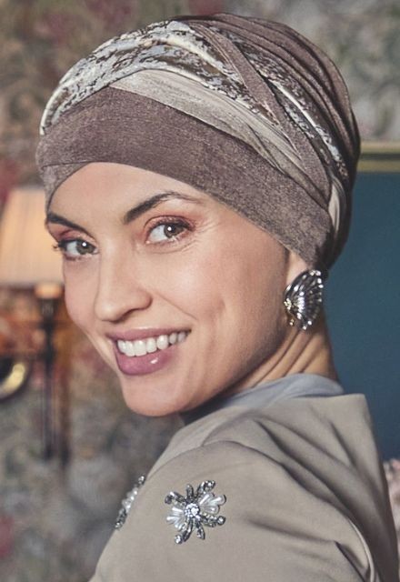Das 2-in-1 Kopftuch Christine HocPerla Brocade Romance mit eindrucksvoll geflochtenem Stirnband.