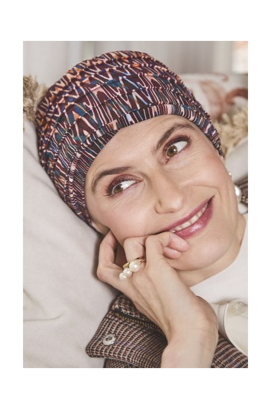 Das elegante Kopftuch Christine HocYoga Ikat Mystery mit warmen geometrischen Mustern und perfekter Passform. Das elegante Kopftuch Christine HocYoga Ikat Mystery mit warmen geometrischen Mustern und perfekter Passform.