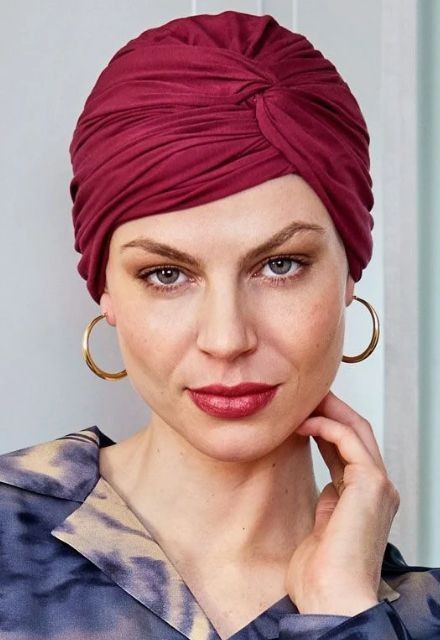Το ολοκαίνουργιο Τουρμπάνι Christine HocJoyo Red Plum με τον εντυπωσιακό στριφτό κόμπο στο μπροστινό μέρος.