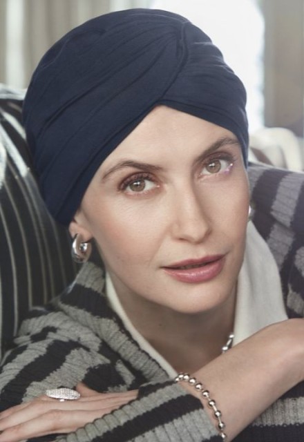 Das elegante Kopftuch Christine HocMisa Black Iris mit dem charakteristischen Criss-Cross-Design auf der Vorderseite.