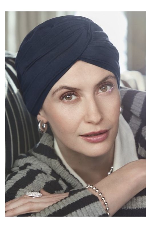 Das elegante Kopftuch Christine HocMisa Black Iris mit dem charakteristischen Criss-Cross-Design auf der Vorderseite. Das elegante Kopftuch Christine HocMisa Black Iris mit dem charakteristischen Criss-Cross-Design auf der Vorderseite.