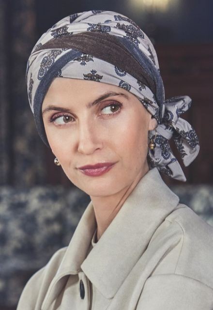 Das vielseitige Kopftuch Christine HocBeatrice Paisley Elegance, elegant an der Seite gebunden.