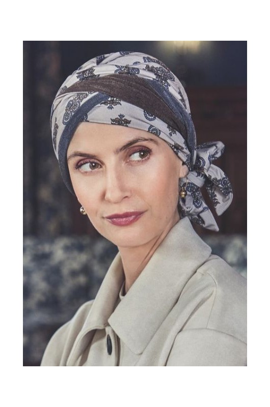 Das vielseitige Kopftuch Christine HocBeatrice Paisley Elegance, elegant an der Seite gebunden. Das vielseitige Kopftuch Christine HocBeatrice Paisley Elegance, elegant an der Seite gebunden.
