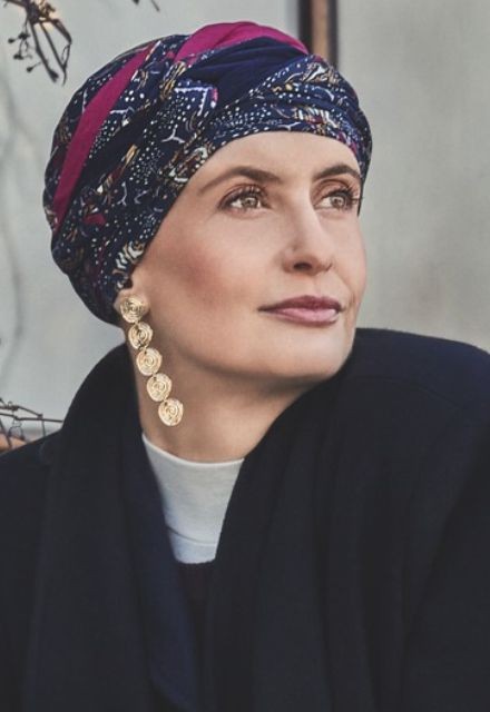 Το εντυπωσιακό Τουρμπάνι Christine HocNoya Amber Garden με πολλαπλές κορδέλες και λάμψη.