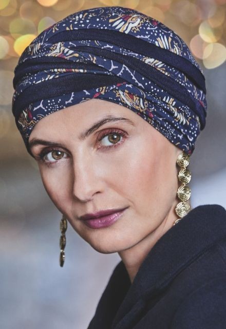 Das elegante Kopftuch Christine HocShanti Amber Garden mit wunderschönen Drapierungen, die das Gesicht einrahmen.