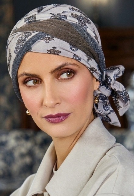 Das vielseitige Kopftuch Christine HocBeatrice Paisley Elegance, elegant an der Seite gebunden.