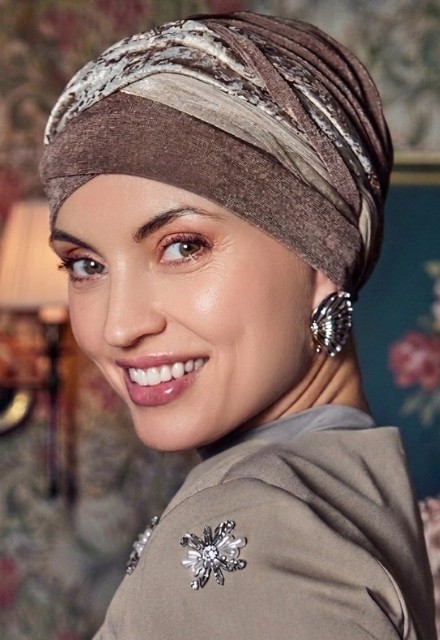 Das 2-in-1 Kopftuch Christine HocPerla Brocade Romance mit eindrucksvoll geflochtenem Stirnband.