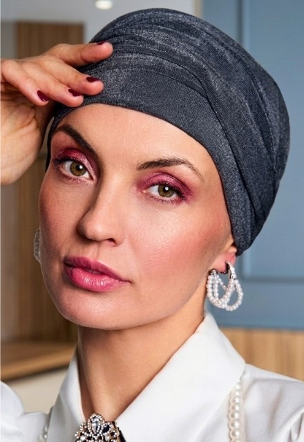 Το κομψό Τουρμπάνι Christine HocAria Boho Shadow Blue με πολυτελείς πτυχώσεις