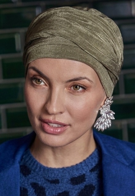 Das elegante Kopftuch Christine HocAria Boho Moss Green mit luxuriösen Falten und erdigem Farbton