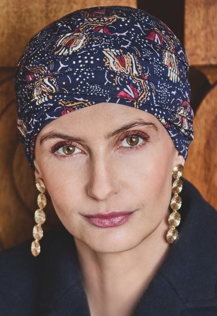 Das elegante Kopftuch Christine HocYoga Amber Garden kombiniert eine dunkle Basis mit warmen bernsteinfarbenen Details.