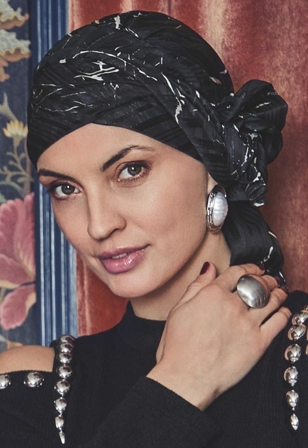 Το καλλιτεχνικό μοτίβο Artistic Black αναβαθμίζει κάθε βραδινή ή καθημερινή σας εμφάνιση.