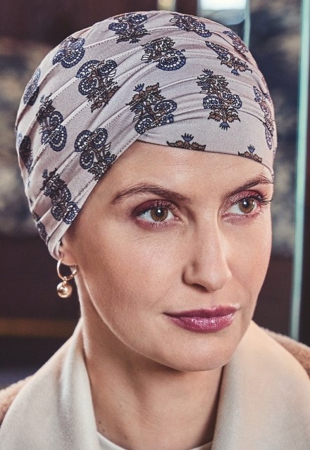 Das elegante Kopftuch Christine HocYoga Paisley Elegance mit klassischem, aristokratischem Muster und perfekter Passform.