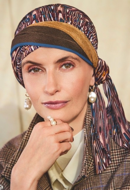 Το πολυμορφικό Τουρμπάνι Christine HocBeatrice Ikat Mystery σε ζεστές έθνικ αποχρώσεις