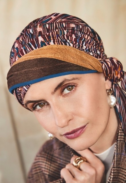 Ελευθερία στο styling χάρη στις μακριές κορδέλες που μπορούν να τυλιχτούν γύρω από το κεφάλι.
