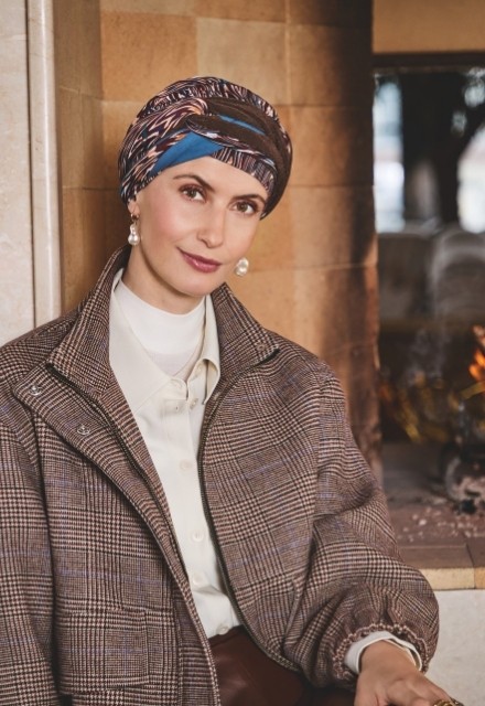 Το εντυπωσιακό Τουρμπάνι Christine HocNoya Ikat Mystery με πολυεπίπεδες κορδέλες και λάμψ