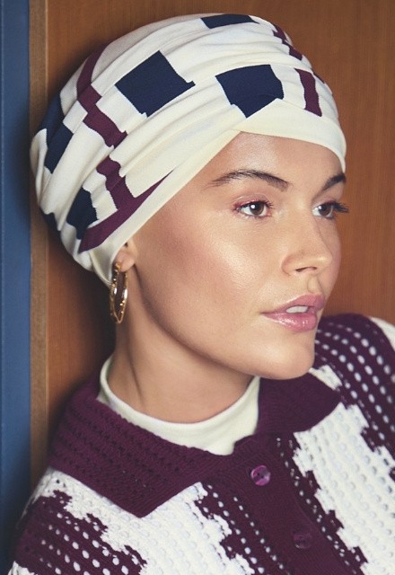 Το κομψό Τουρμπάνι Christine HocElma Brown Stripes με το κολακευτικό σχήμα V στο μπροστινό μέρος.