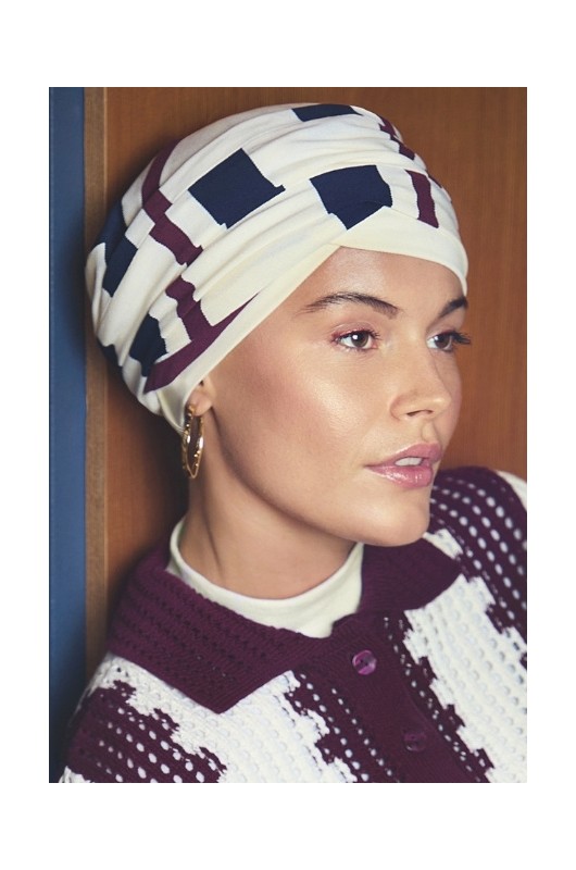 Το κομψό Τουρμπάνι Christine HocElma Brown Stripes με το κολακευτικό σχήμα V στο μπροστινό μέρος.