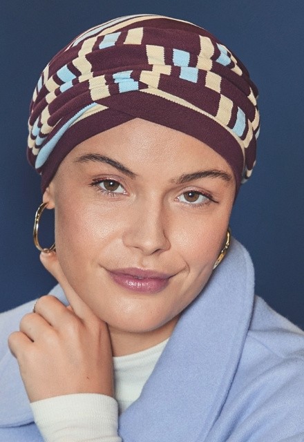 Το κομψό Τουρμπάνι Christine HocElma Brown Stripes με το χαρακτηριστικό σχήμα V.