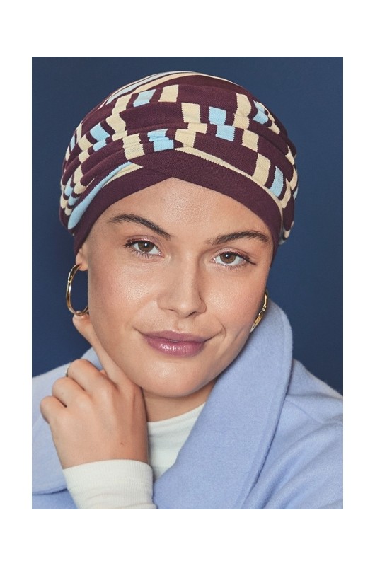 Το κομψό Τουρμπάνι Christine HocElma Brown Stripes με το χαρακτηριστικό σχήμα V.