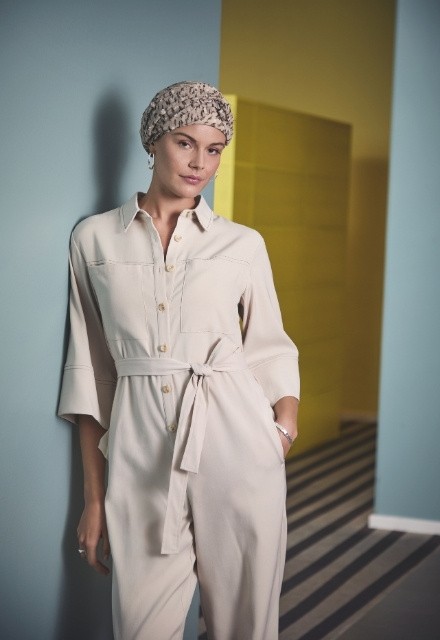 Das dynamische Design verleiht jedem Alltags- oder Abendoutfit einen Hauch von Luxus.