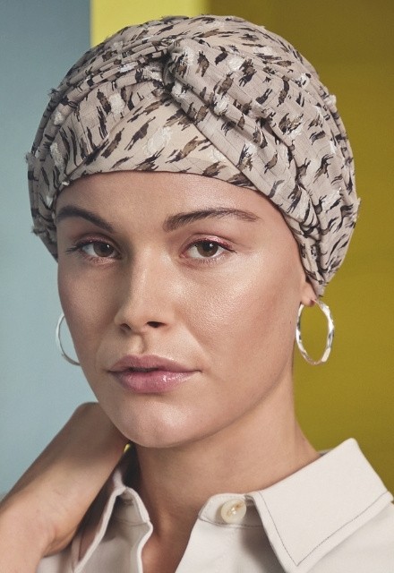Das beeindruckende Kopftuch Christine HocAlva V Leo Love mit elegantem Animal-Print-Muster.