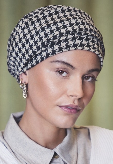 Το κομψό Τουρμπάνι Christine HocLea V Black Beige από λεπτό, ριγέ κοτλέ ύφασμα.
