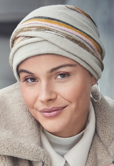 Das winterliche Kopftuch Christine HocZoya V mit warmen, bunten Streifen auf beigem Grund.