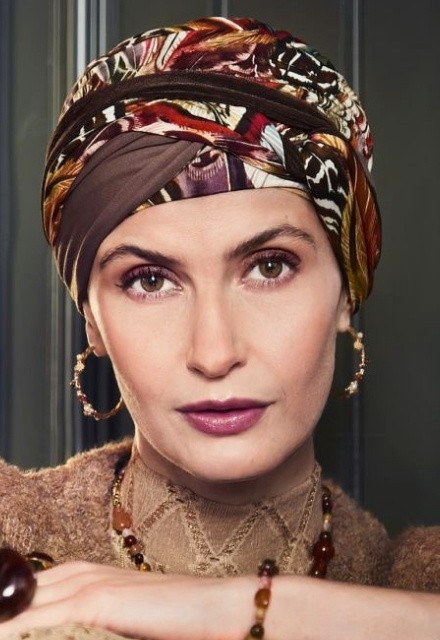 Das beeindruckende Kopftuch Christine HocNoya Tribal Feathers mit mehrlagigen Bändern und Boho-Stil.