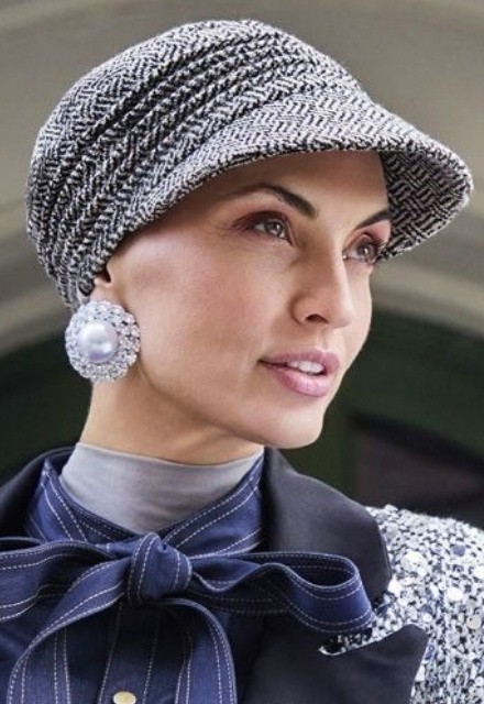 Το εντυπωσιακό Καπέλο Christine HocPandora Boho Vintage Tweed με διακριτική χρυσή κλωστή.