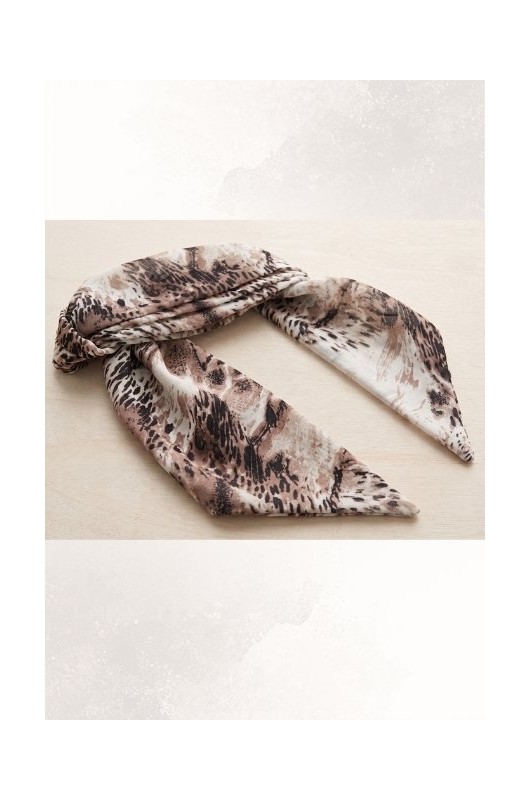 Το αποσπώμενο μαντήλι μήκους 170 cm προσφέρει αμέτρητες δυνατότητες δεσίματος