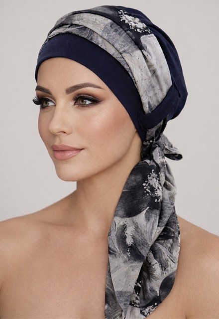 Das Kopftuch Lidia Hala Karina B242+S65 kombiniert eine marineblaue Bambusbasis mit einem 170cm floralen Schal.