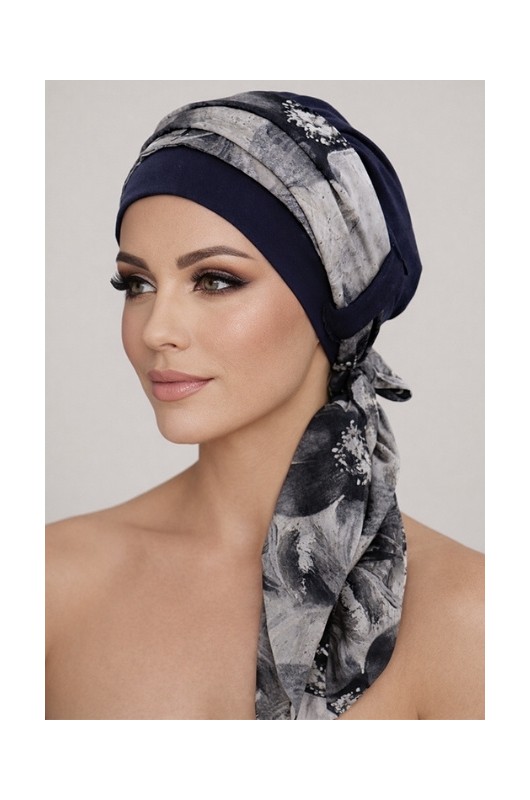 Το Τουρμπάνι Lidia Hala Karina B242+S65 συνδυάζει navy μπλε βάση μπαμπού με φλοράλ μαντήλι 170cm. Το Τουρμπάνι Lidia Hala Karina B242+S65 συνδυάζει navy μπλε βάση μπαμπού με φλοράλ μαντήλι 170cm.