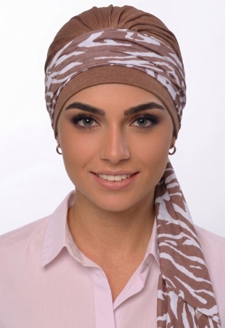 Das Kopftuch Lidia JOANNA Bambus schafft perfektes Volumen dank Rosette und langen Bändern.