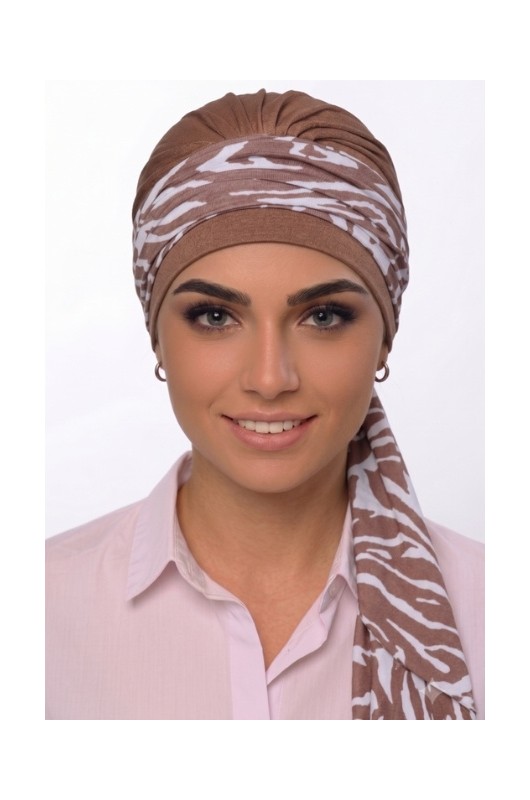 Das Kopftuch Lidia JOANNA Bambus schafft perfektes Volumen dank Rosette und langen Bändern. Das Kopftuch Lidia JOANNA Bambus schafft perfektes Volumen dank Rosette und langen Bändern.