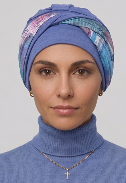 Das Kopftuch Lidia IRIS Print b/278+b/399 bietet dank elastischem Bambus und kurzen Bändern eine perfekte Passform.