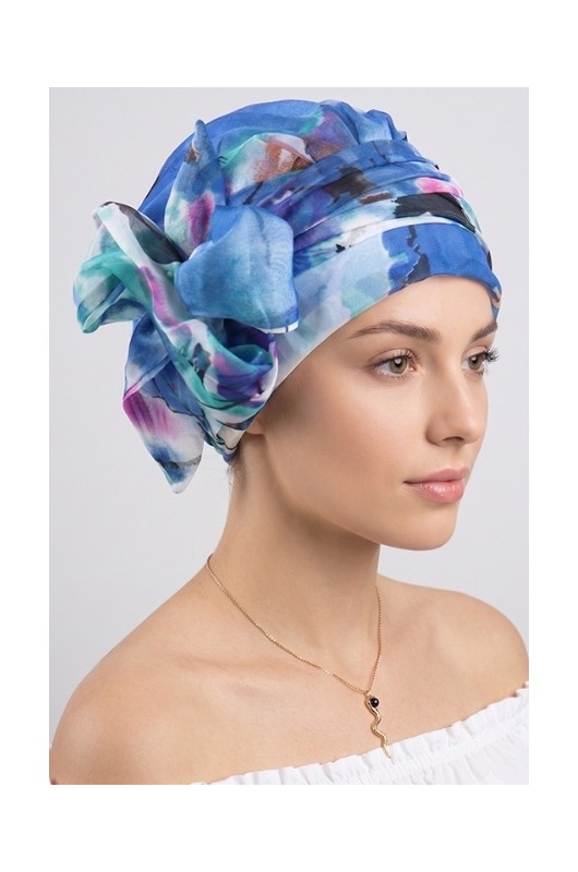 Das Kopftuch Lidia Amelia Chiffon Silk K/6 kombiniert Seide außen und 100% Baumwolle innen.