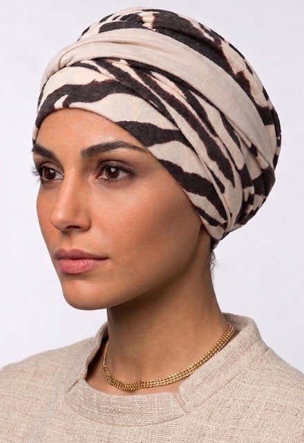 Das Kopftuch Lidia IRIS TL130+B9 im Beanie-Stil verfügt über ein Innenfutter aus 95% Bambus-Viskose