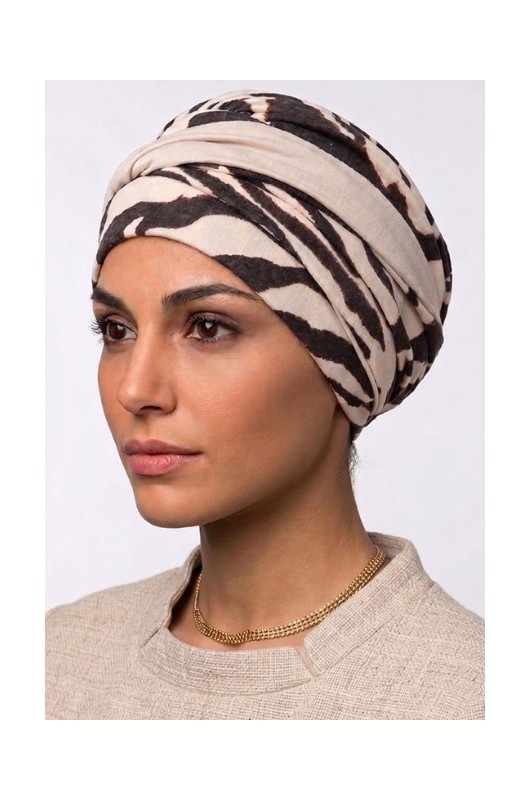 Το Τουρμπάνι Lidia IRIS TL130+B9 σε στιλ beanie διαθέτει επένδυση από 95% βισκόζη μπαμπού. Το Τουρμπάνι Lidia IRIS TL130+B9 σε στιλ beanie διαθέτει επένδυση από 95% βισκόζη μπαμπού.