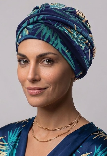 Το Τουρμπάνι Lidia IRIS Print b/590+b/23 δένεται εύκολα και αποτρέπει τους ερεθισμούς χάρη στις κρυφές ραφές.