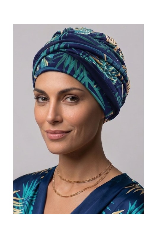Το Τουρμπάνι Lidia IRIS Print b/590+b/23 δένεται εύκολα και αποτρέπει τους ερεθισμούς χάρη στις κρυφές ραφές. Το Τουρμπάνι Lidia IRIS Print b/590+b/23 δένεται εύκολα και αποτρέπει τους ερεθισμούς χάρη στις κρυφές ραφές.