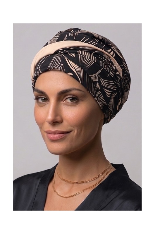 Το Τουρμπάνι Lidia IRIS Print b/581+b/9 δένεται εύκολα και αποτρέπει τους ερεθισμούς χάρη στις κρυφές ραφές Το Τουρμπάνι Lidia IRIS Print b/581+b/9 δένεται εύκολα και αποτρέπει τους ερεθισμούς χάρη στις κρυφές ραφές